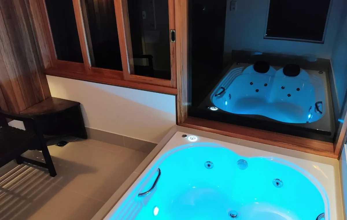 Cabana Luxo com banheira de hidro e janela para a mata — foto 5