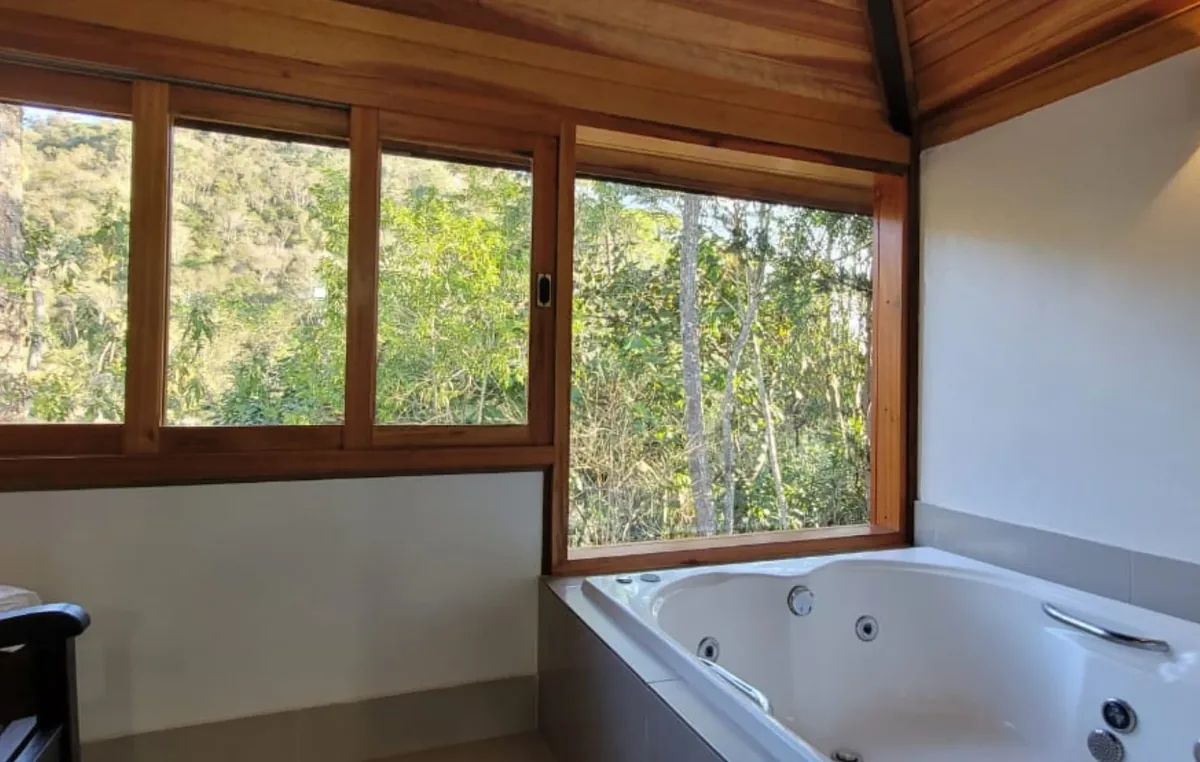 Cabana Luxo com banheira de hidro e janela para a mata — foto 6