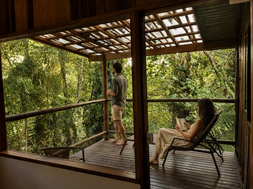 Casa da Árvore com varanda integrada à mata