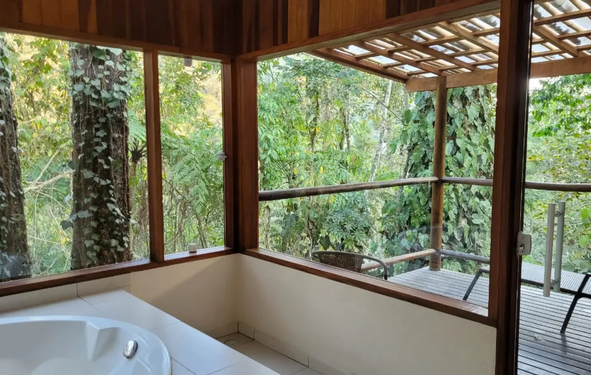 Casa da Árvore com varanda integrada à mata — foto 4