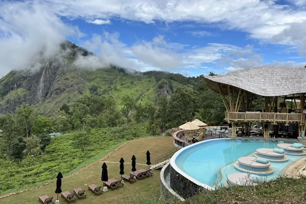 Piscina com vista para o vale